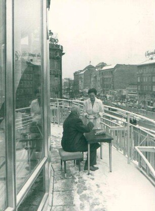 Kurfürstendamm. Balkon des Café Kranzlers im Winter