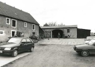 Radeburg-Bärwalde, Hauptstraße 21. Gehöft (1801/1850). Hof mit Stallanbau und Scheune