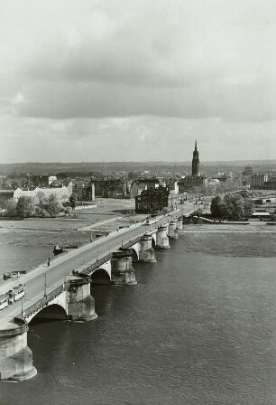Dresden. Blick vom Turm des Ständehauses über die Augustusbrücke zur Neustadt mit Blockhaus und Dreikönigskirche