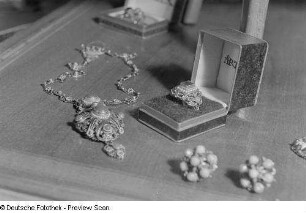 Diverse Schmuckgegenstände der Firma Artex in einer Glasvitrine, Herbstmesse 1953