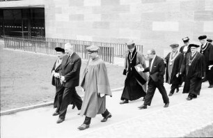 Freiburg: Audimax, Rektoratsübergabe, Professoren, Auszug des Lehrkörpers, Prorektor Prof. Bauer, Ministerpräsident Kiesinger, Magnifizenz Prof. Mitscherlich