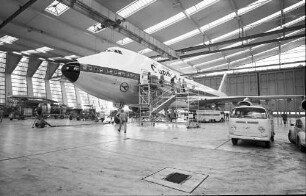 Frankfurt: Flughafen; DLH-Basis; Jumbo-Jets in der Flugzeughalle V