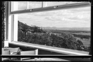 Dresden-Pillnitz, Blick aus dem Fenster der Hausberg-Gaststätte gegen Sächsische Schweiz