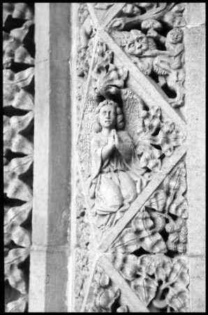Bayeux: Kathedrale, betende Figur im Säulenornament