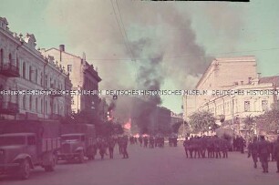 Straße mit Soldaten und brennendem Gebäude in Kiew?