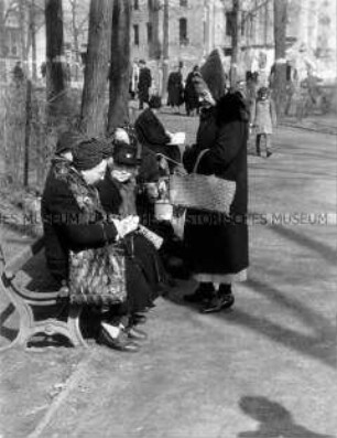 Alte Frauen beim Plausch