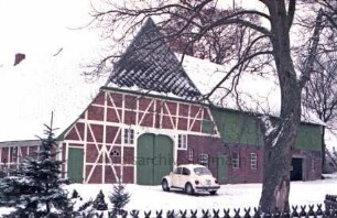 Fischbek: Fachhallenhaus: Teilansicht: Straßenseite Giebelfront Wirtschaftstrakt mit Scheunentor: rechts angeschlossene Drempelscheune