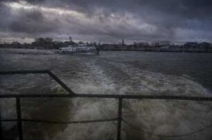 Hamburger Hafen bei Schietwetter auf der Elbe. Blick von einer Hafenfähre auf die Elbe und ein Lotsenboot. 02.2020