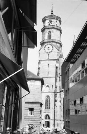 Stuttgart: Durchblick zur Stiftskirche