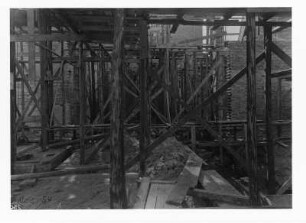 Industrie-Kraftwerk. Baustelle eines Erweiterungsbaues, Holzgerüst : Lauta (Niederlausitz). Industrie-Kraftwerk. Baustelle eines Erweiterungsbaues, Holzgerüst