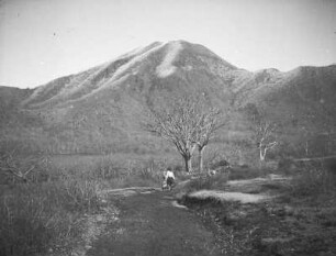 Blick von der Japanischen Kantō-Ebene zum Mount Akagi (Akagi-yama) : Ansicht mit Mädchen auf einem Weg