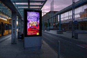 Citylight-Werbung zur Ausstellung "#BUNT. Erwin Fieger. Wolfgang G. Schröter. Reinhart Wolf" anlässlich von "100 Jahre Deutsche Fotothek" an der Straßenbahnhaltestelle Altmarkt, Dresden