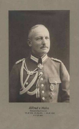 Alfred von Mohn, Generalleutnant, Kommandeur der 25. Res.-Division von 1916-1918 in Uniform mit Orden, Brustbild in Halbprofil