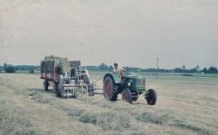 Fotografie: Erntetechnik, Heuernte, Hochdruckpresse, Ladeschurre, Zweiachsanhänger
