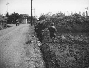 Tokio-Omori. Unbefestigte Vorortstraße
