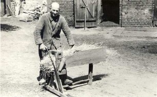 Landwirtschaftliches Arbeitsgerät in Bluno, Strohschneidestock : Viehwirtschaft - häusliche Viehwirtschaft. Ort: Bluń / Bluno. Haus Nr. 61. Schneidestock mit hölzernem Schröpfkopf.