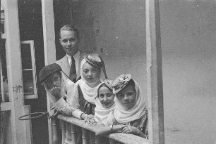 Reisefotos Spanien. Franz Grasser mit vier spanischen Mädchen in Tracht auf einer Innenhofgalerie