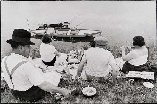 Sunday on the banks of the River Seine