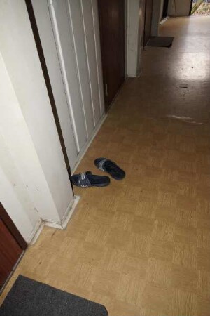 Schuhe im Flur einer Flüchtlingsunterkunft