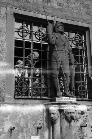 Bad Mergentheim: Brunnen und Gitterfenster im Inneren des Schlosshofes