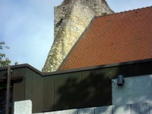Stadtbild-Kelter (einst wehrhaft) - Ansicht im Südwesten-alte Abschlußwand (Dach einst höher) in Übersicht mit anschließendem quadratischem Wehrturm