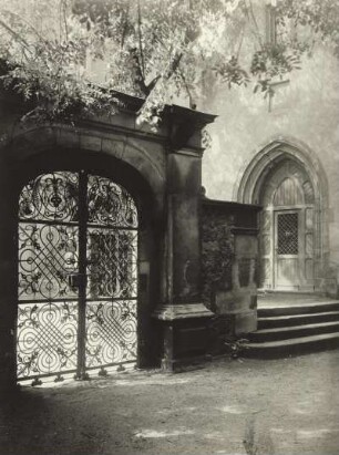 Portal zum alten Friedhof