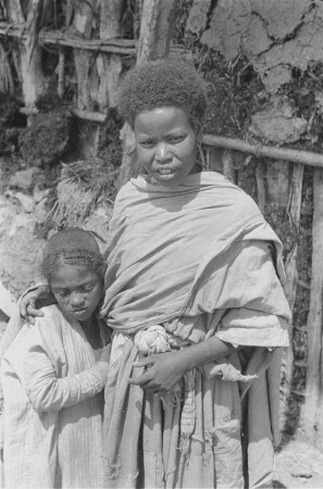 Frau der Amhara : Junge Amhara-Frau vor ihrer Hütte. Im Arm ein junges Mädchen