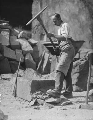 Schröter bei der Arbeit : Rochlitzer Berg, Schröter bei der Arbeit in einem Steinbruch.