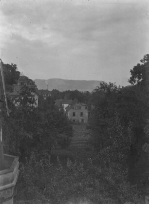 Aussicht vom Balkon : Blick von einem Balkon aus über Gärten und Häuser, vermutlich in Jena