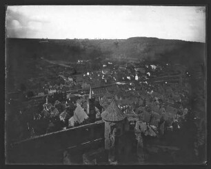 Blick von der Burg auf z.T. Burgmauer über die Altstadt Richtung unbebauten Wartberg, o.l. auf Platte "Bernhard Wehnert"