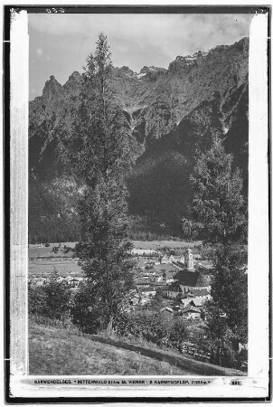 Karwendelgebirge. Mittenwald (914 Meter) mit Vierer- und Karwendelspitze (2385 Meter)