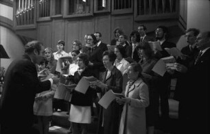 Badenweiler: Evangelische Pfarrkirche, Pfingstsonntag, Kantor Kempf dirigiert Chor