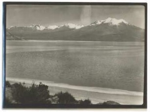 Salar de Surire mit Blick auf den Portezuelo Mulluri und Cerro Chuquiananta