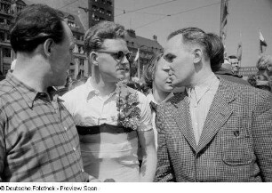 Portrait des Radrennfahrers Gustav-Adolf Schur aus dem Team der DDR sowie zwei weiterer Personen anläßlich der Friedensfahrt