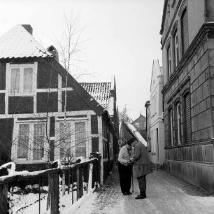 Heiligengeiststraße: links das Fachwerkhaus beim Zusammenlauf von Trave und Stadtarm im Winter: Blick nach Süden Richtung Mühlenstraße