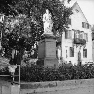 Kriegerdenkmal; Eltville, Platz von Montrichard