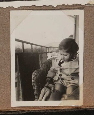 Christiane Zimmers Sohn Andreas im Mantel auf dem Balkon