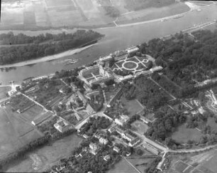 Luftballonfahrt : Dresden-Pillnitz. Luftballonfahrt. Der Ort Pillnitz mit Schloss. Blick aus fahrendem Ballon gegen Elbe mit Elbinsel