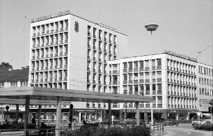 Freiburg: Platz am Siegesdenkmal mit Verkehr