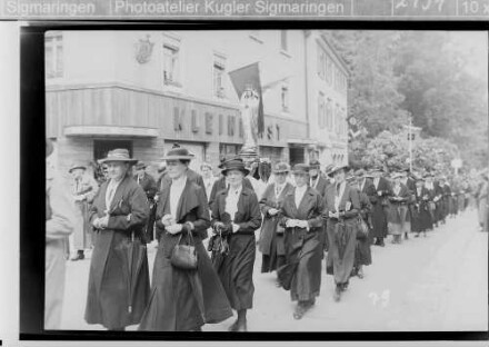Fronleichnamsprozession in Sigmaringen in der Karlstraße; Weibliche Prozessionsteilnehmerinnen vor dem Cafe Kleindinst