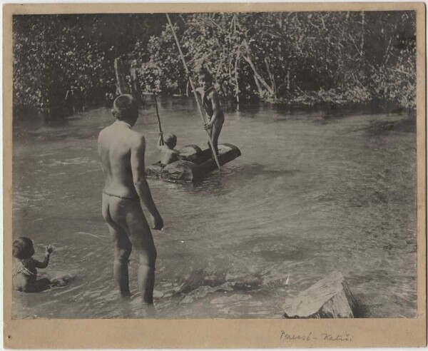 Children play with chicha troughs at the bathing place in Uazirimi in the headwaters of the Jauru (Paressi-Kabiši)