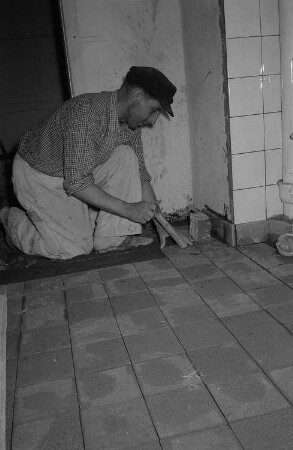 Arbeiter beim Verlegen von Kacheln