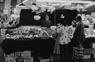 Coventry. Obst- und Gemüsestand in einer Markthalle