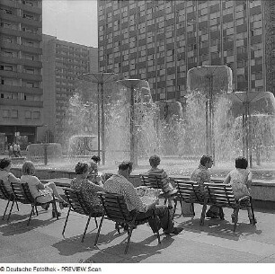 Wasserspiel mit Schalen : Dresden. Sich Ausruhende am Brunnenrand der Wasserspiele mit Schalen