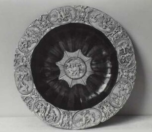 Teller mit Holzfurnier und Elfenbeinrelief