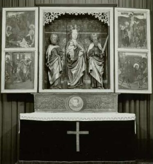 Schnitzaltar mit Figuren der Madonna, Petrus und Paulus