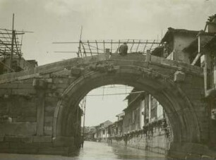 Suzhou (Venedig des Ostens), China. Brücke über einen kleinen Seitenkanal, Eingang zum Kaiserkanal (Großer Kanal Peking – Hangzhou; seit 2014 UNESCO-Weltkulturerbe) in der Altstadt (auf dem Weg zum See Tai hu)