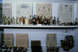 Museum Großbreitenbach: Fläschchen und Spanschachteln zur Aufbewahrung von Olitäten