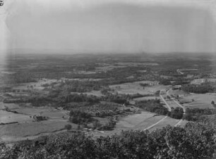Vereinigte Staaten von Amerika, Blick über eine bewaldete Landschaft mit FEldern und einzelnen Gehöften