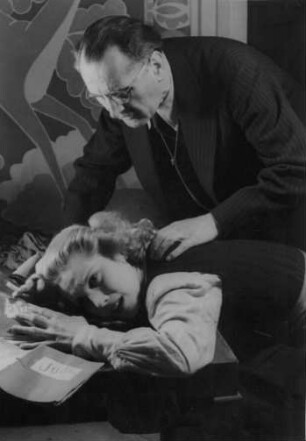 Die Schauspieler Karin Jacobsen und Willy Maertens im Theaterstück von Friedrich Wolf "Professor Mamlock" 1947 am Thalia-Theater